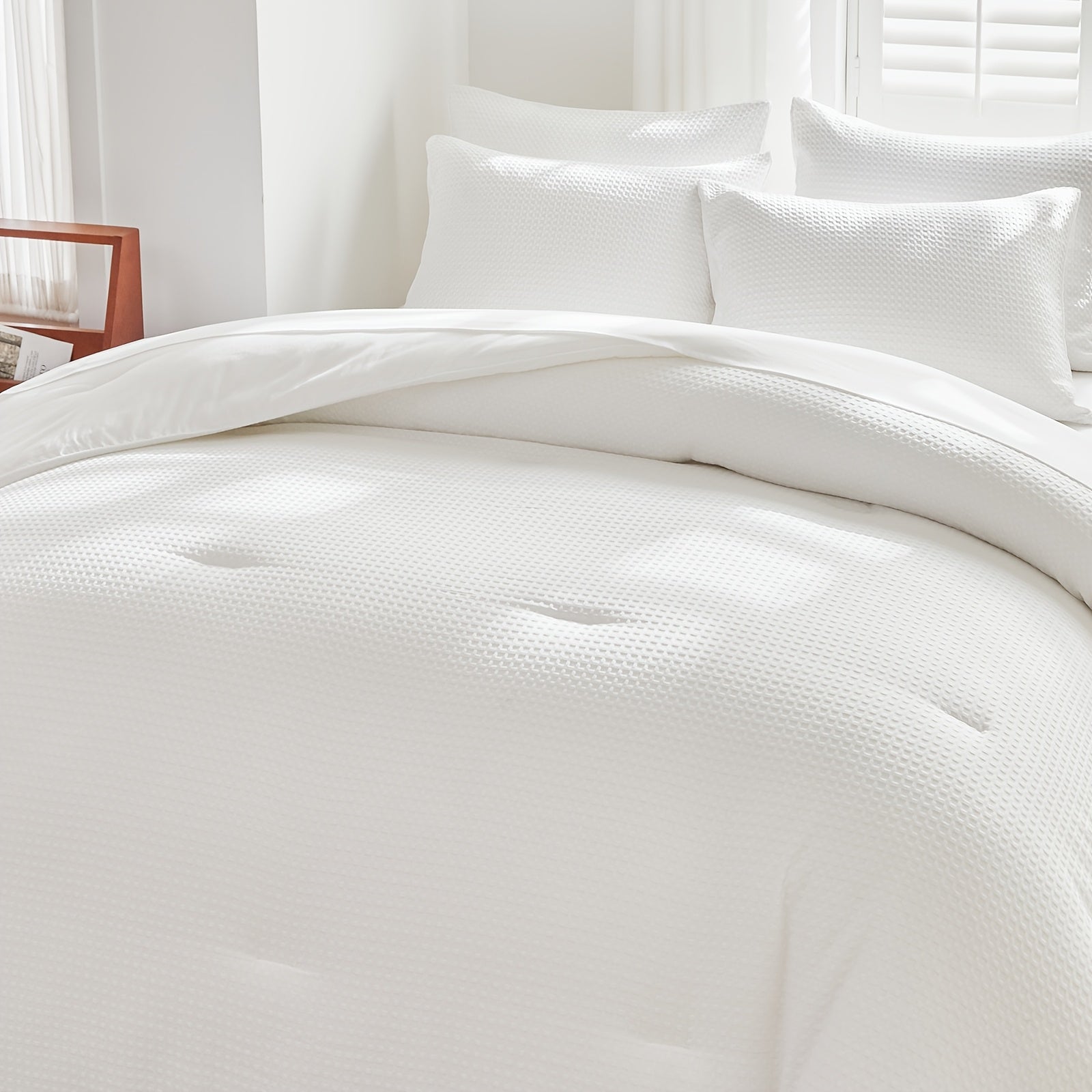 This Luxurious 7pcs Bedding Features a Waffle Grid Design in a Solid Color, Including a Flat Sheet, a Comforter, a Fitted Sheet, And Four Pillowcases (Pillow Inserts Not Included). It Is a Down Alternative Quilt Suitable for All Seasons